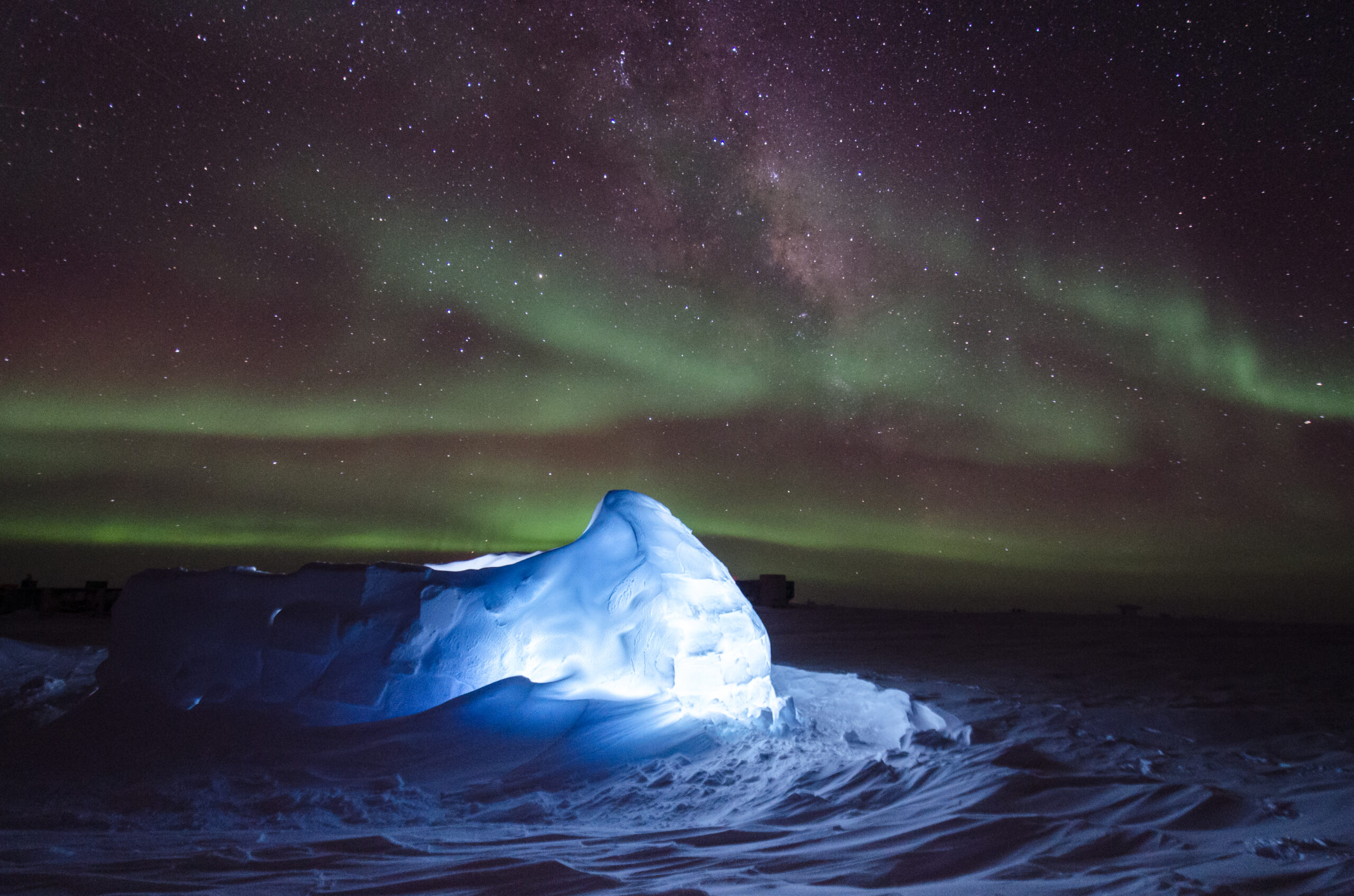 Aurora austral iluminando el cielo polar