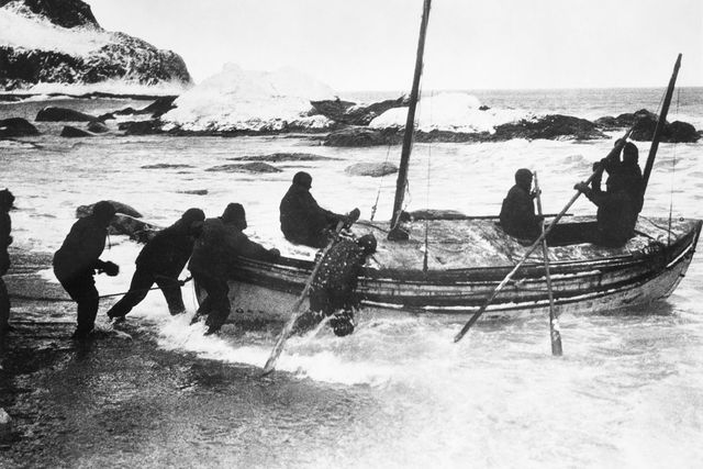 El bote salvavidas James Caird botado al mar hacia las Islas Georgias del Sur