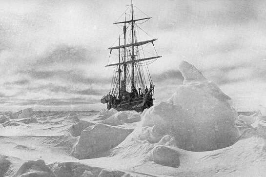 El buque Endurance atrapado entre las placas de hielo en el Mar de Weddell