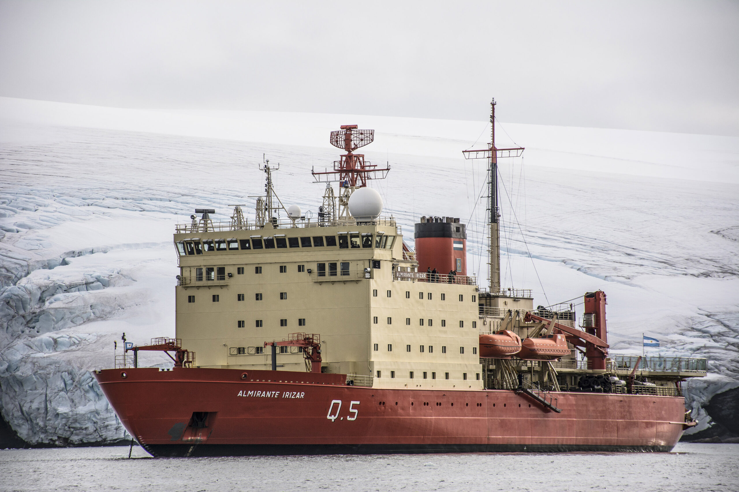 Rompehielos ARA Almirante Irízar en el hielo antártico