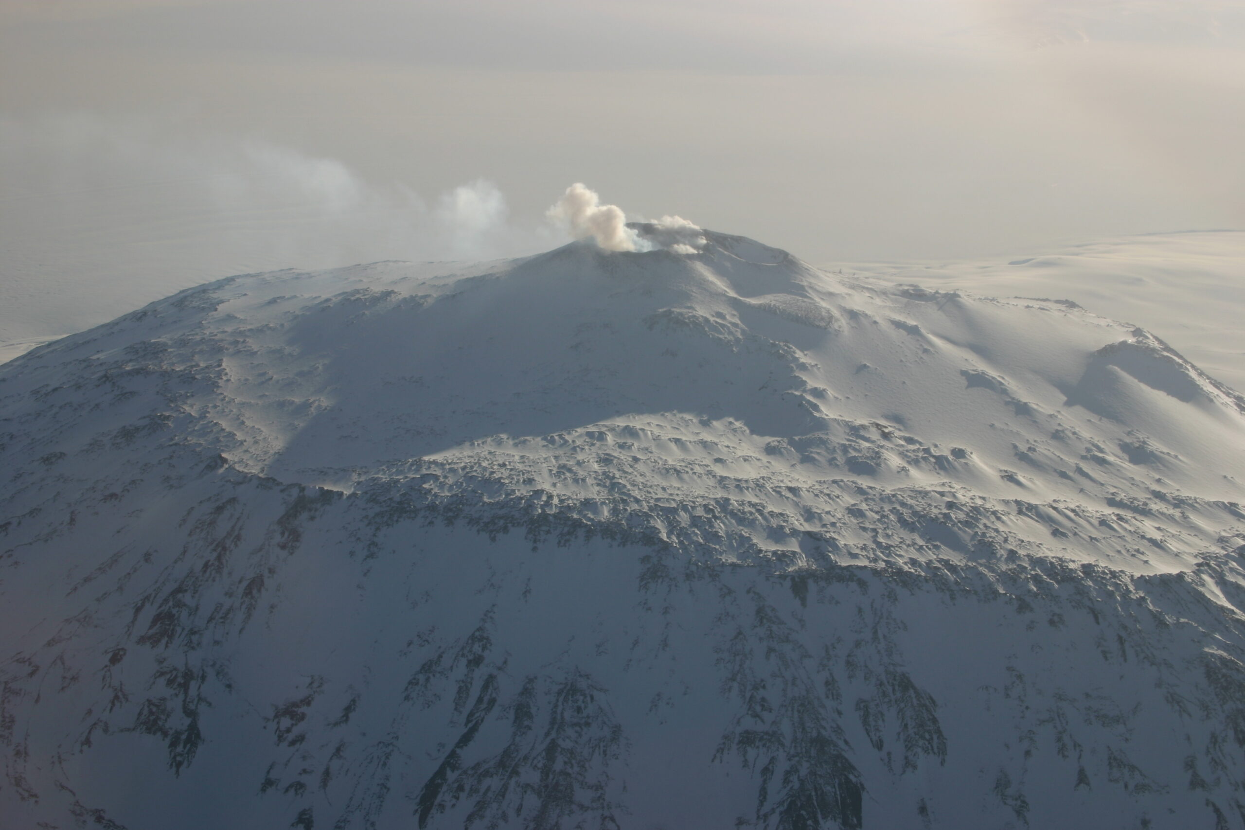Vista aérea del cráter humeante del Monte Erebus en la Antártida